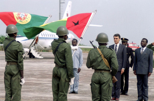 O Primeiro Ministro português, Aníbal Cavaco Silva, é recebido pelo presidente guineense, João Bernardo Nino Vieira, no aeroporto de Bissau, no início da visita a 24 de Novembro de 1990. 
