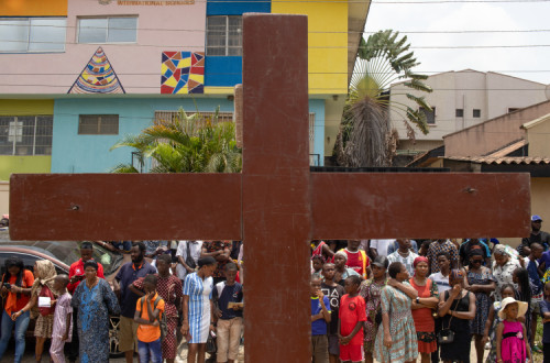 Cristãos numa cerimónia comemorativa da sexta-feira santa em Lagos, Nigéria.