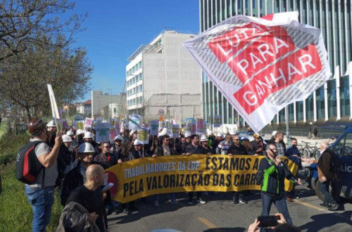 Trabalhadores da EDP frente à sede da empresa.