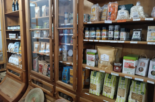 Pateleiras da Loja do Comércio Justo