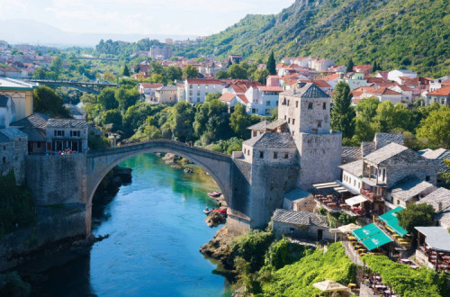 Ponte Velha de Mostar, destruída pelos croatas em 1993 durante os confrontos com os muçulmanos e reaberta em 2004.