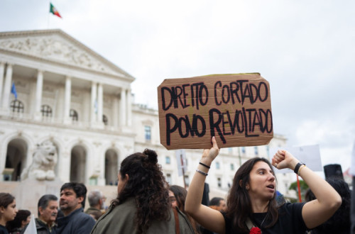 Cartaz "Direito cortado, povo revoltado"
