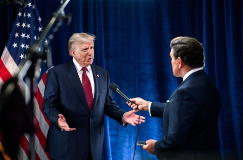 Trump a falar com jornalista