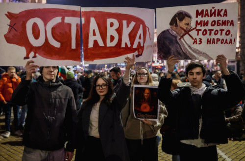 "Demissão", lê-se no cartaz na manifestação a 10 de dezembro de 2025 em Sofia, Bulgária