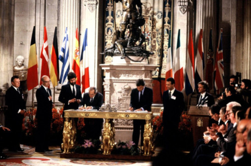 Felipe González assina em Madrid o Tratado de Adesão da Espanha à CEE em 12 de junho de 1985.