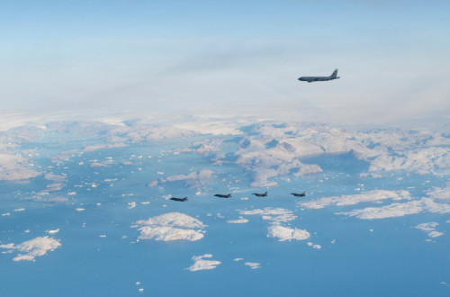 Caças dos EUA em reabastecimento enquanto sobrevoam a Gronelândia