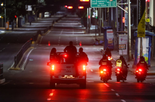 Militares guardam o perímetro do Palácio Presidencial de Miraflores, em Caracas.