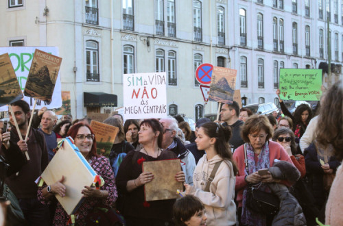 Protesto junto ao Parlamento contra as megacentrais solares na Beira Baixa