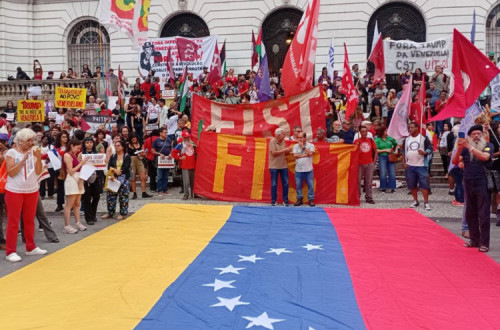 Protesto no Rio de Janeiro contra a invasão dos Estados Unidos na Venezuela. 