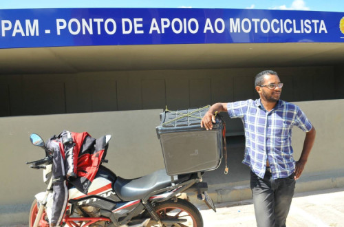 Ponto de apoio para motoboys (estafetas) no Lago Norte, em Brasília