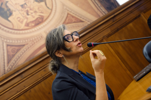 Francesca Albanese no Parlamento português em 2024.