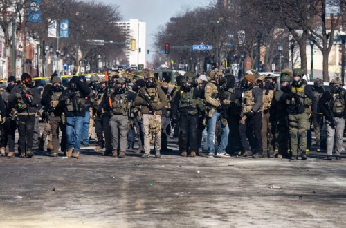 Agentes do ICE e da Patrulha de Fronteira na Nicollet Avenue, Minneapolis, em 24 de janeiro de 2026, após a morte de Alex Pretti. 