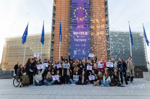 Ativistas festejaram a vitória após a reunião de quinta-feira em Bruxelas. 