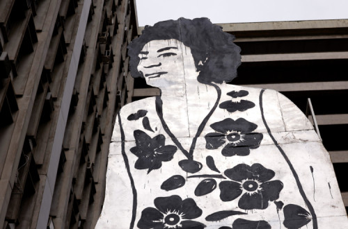Escultura “Marielle Franco – Corte Seco”, do artista contemporâneo Paulo Nazareth.