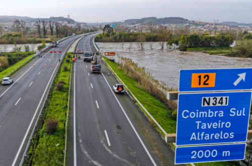 Trabalhadores na zona da auto-estrada que colapsou