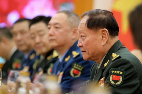 Zhang Youxia fala durante uma reunião com o ministro da Defesa vietnamita