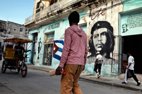 Transeuntes em rua de Havana