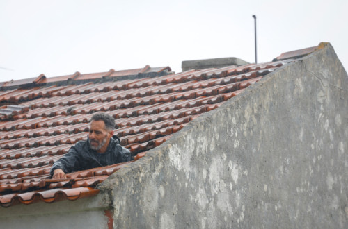homem a reparar telhado de casa