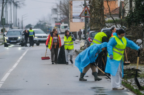 Voluntários ajudam nas limpezas dos detritos nas ruas da Marinha Grande, depois da passagem da depressão Kristin em Embra, Marinha Grande,