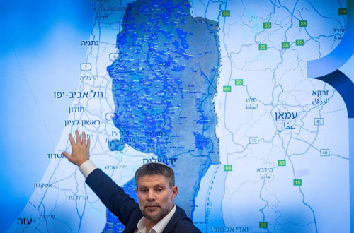 O ministro das Finanças, Bezalel Smotrich, realiza uma conferência de imprensa com líderes colonos israelitas, no Ministério das Finanças, em Jerusalém, a 3 de setembro de 2025. 