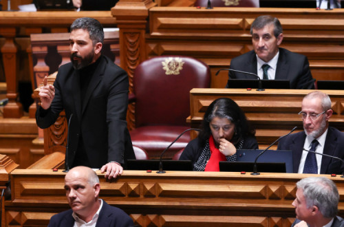 Fabian Figueiredo esta quinta-feira no Parlamento