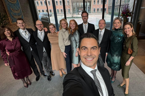 Rob Jetten, novo primeiro-ministro dos Países Baixos, fotografou-se na manhã de 23 de fevereiro com parte da sua nova equipa governamental. 