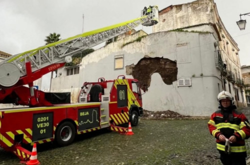 bombeiros junto ao prédio ameaçado de ruir