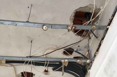 Um dos tetos na Escola Básica Parque Silva Porto