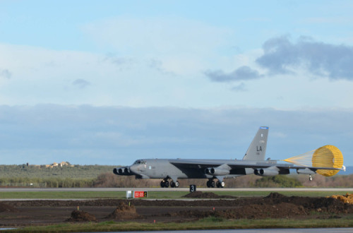 Avião B52 a aterrar na base de Morón de la Frontera