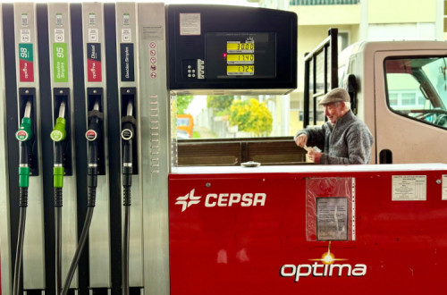 homem junto à bomba de gasolina