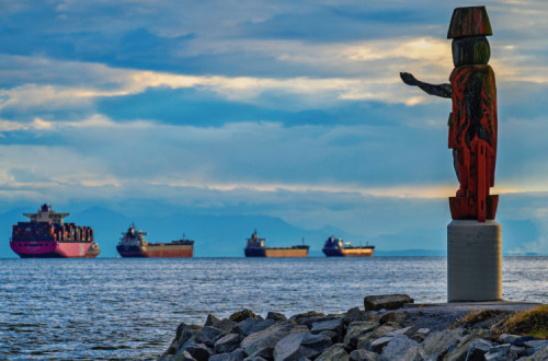 Estátua de boas-vindas da Primeira Nação Squamish no Ambelside Park, em West Vancouver.