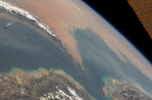 O Estreito de Ormuz liga o Golfo de Omã (à esquerda) ao Golfo Pérsico (à direita). A via navegável também separa o Irão (na parte inferior), país do Médio Oriente, dos países da Península Arábica, Omã, Emirados Árabes Unidos e Catar (da esquerda para a direita, na parte superior).