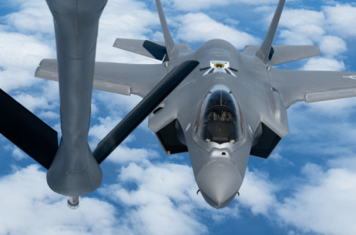 Caça F-35 a ser reabastecido em pleno voo.