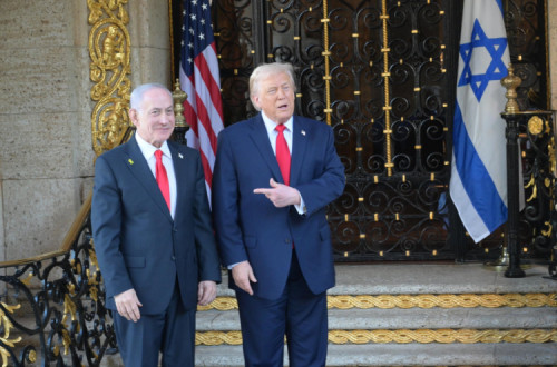 Benjamin Netanyahu e Donald Trump em Mar-a-Lago.