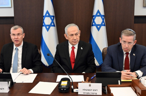 Netanyahu com o vice-PM e ministro da Justiça Yariv Levin e o secretário do Governo Yossi Fuchs,