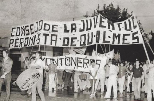 Jovens peronistas durante uma manifestação.