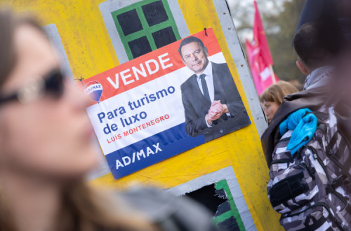 Cartaz com Luís Montenegro como agente imobiliário