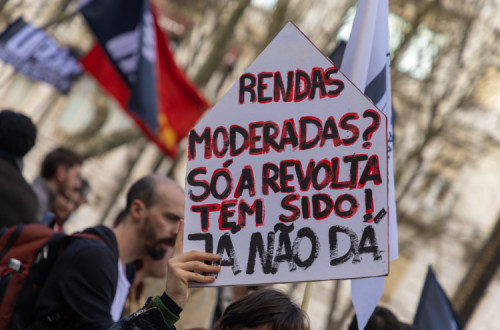 Cartaz na manifestação Casa para Viver