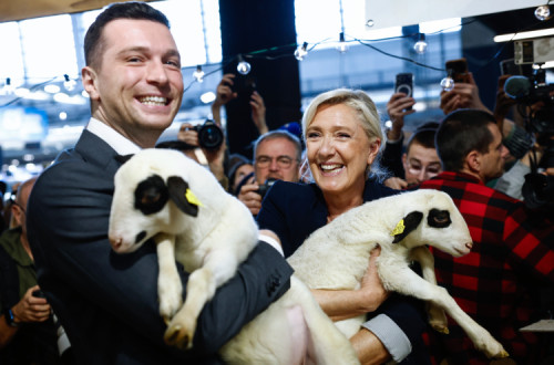 Jordan Bardella e Marine Le Pen com carneiros ao colo na Feira da Agricultura em Paris