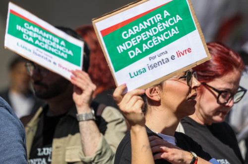 Cartazes na manifestação da Lusa