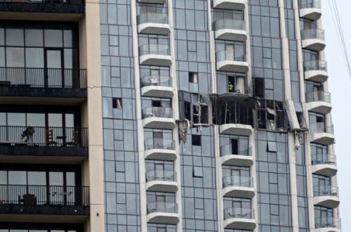 Vista da parte danificada da Torre Dubai Creek Harbour após ter sido atingida por um ataque com drones iranianos no Dubai, Emirados Árabes Unidos,