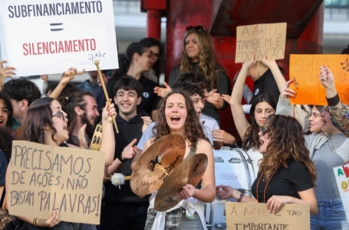Concentração do ensino artístico em frente ao Ministério da Educação.