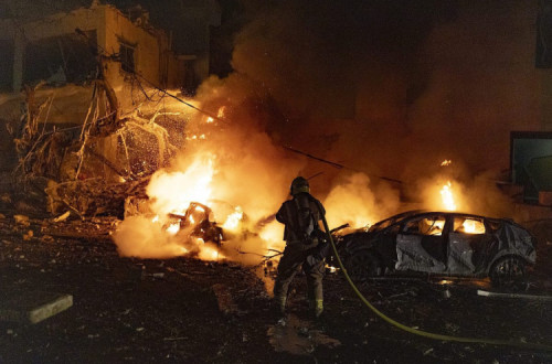 Forças de resgate israelitas no local onde um míssil balístico iraniano atingiu uma área residencial no centro de Telavive, em 28 de fevereiro de 2026.