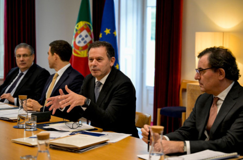 Luís Montenegro numa das reuniões com os partidos para discutir o PTRR