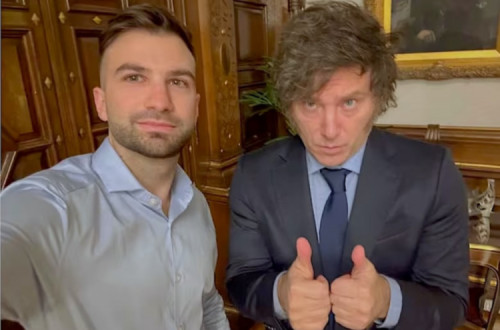 Mauricio Novelli e Javier Milei, numa selfie que o empresário enviou à sua equipa por mensagem em setembro de 2024
