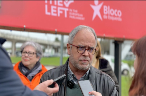 José Manuel Pureza junto ao novo cartaz do Bloco.