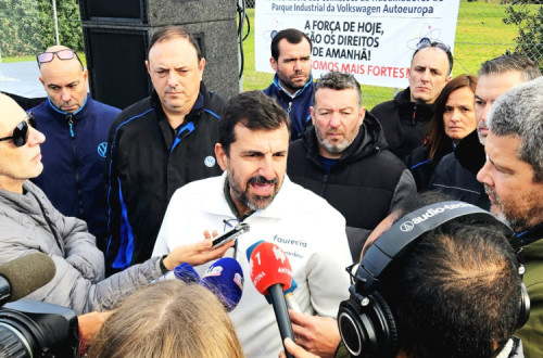 Daniel Bernardino, porta-voz da Coordenadora das CT do Parque Industrial da Autoeuropa, no plenário realizado no início de dezembro de 2025