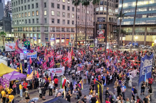 Manifestantes ocupam o centro de Porto Alegre durante marcha que abriu a Conferência Internacional Antifascista 