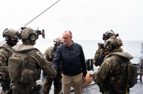 Friedrich Merz visita os soldados na fragata Baviera
