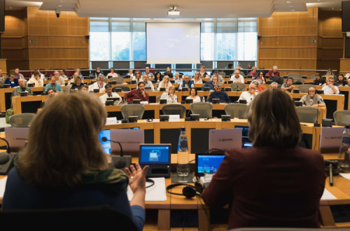 Maria a Paz Campos Lima e Catarina Martins na sessão em Bruxelas com ativistas sindicais e de CT